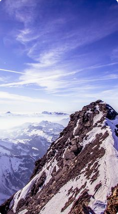 Verschweizert. Schnellbedeckter Berggipfel